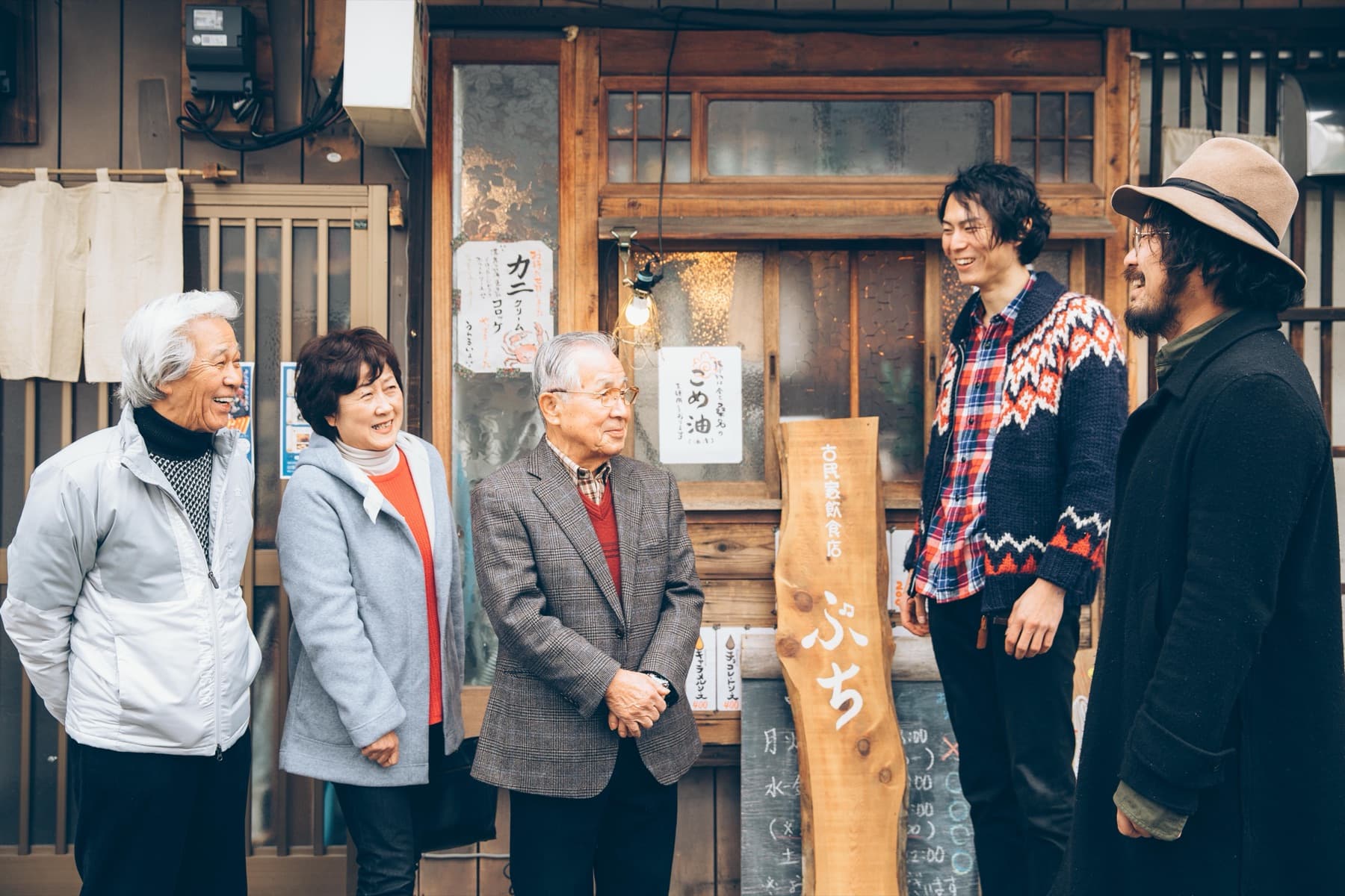 「ぶち」の前で、地域の方と話す