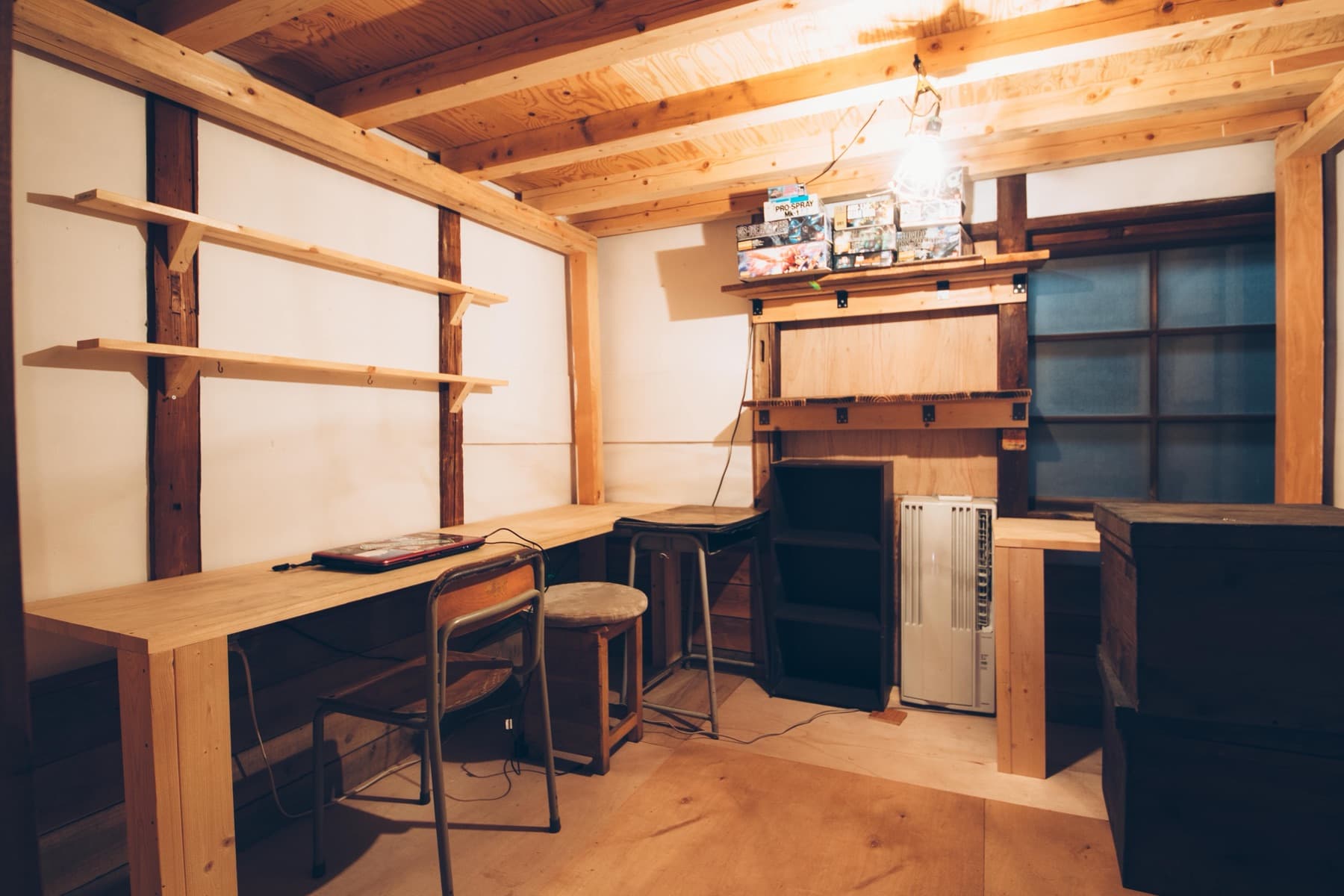 棚と机を手づくりした小さな部屋