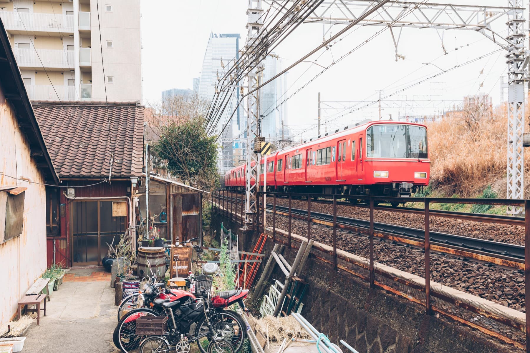 線路沿いの古い長屋(ロングルーフ)
