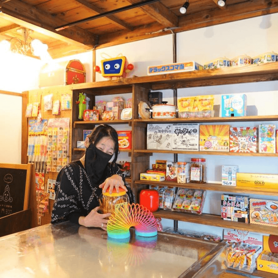 記事を送った3日後に「ぜひあなたに」。昔は駄菓子屋だった大門横丁の元バーが、駄菓子屋としてよみがえった